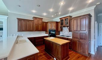 708 Town And Country Dr, Adel, GA 31620
