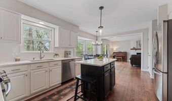 635 Oakview Dr, Algonquin, IL 60102