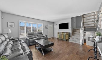 15 Hayes Rd, Amity Harbor, NY 11701