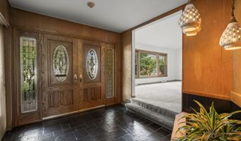 2110 E Eastman Ct, Arlington Heights, IL 60004