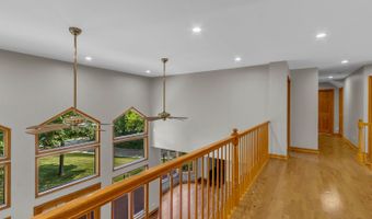 2 Echowood Dr, Algonquin, IL 60102