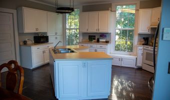 66 Weaver St, Baxley, GA 31513