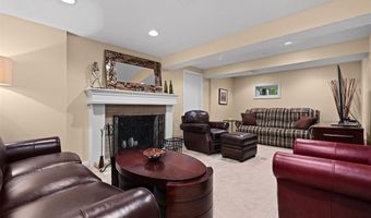 21 Meadowbrook Country Club Est, Ballwin, MO 63011