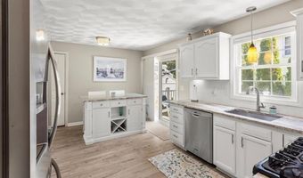 8 Mckay Ct, Warwick, RI 02889