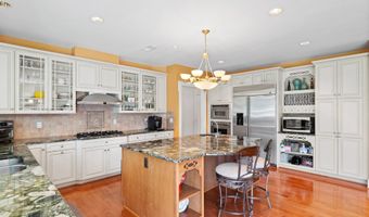 8301 FOX HAVEN Dr, McLean, VA 22102