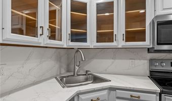 553 Bellevue Ave 14, Newport, RI 02840