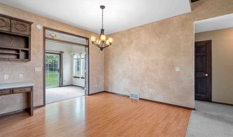 923 W WINDTREE Dr, Appleton, WI 54914