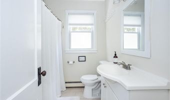 2 Bedlow Ave, Newport, RI 02840