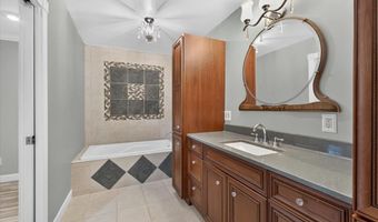 7 Springlake Ct, Ballwin, MO 63011