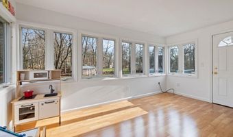 16 Edgebrook Ln, Airmont, NY 10952