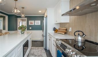 17 Rosedale Ct, Middletown, RI 02842