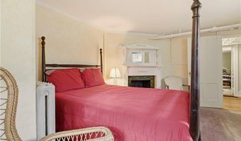 56 Bateman Ave 1, Newport, RI 02840