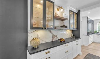 14 Bunker Hill Dr, Middletown, NJ 07748