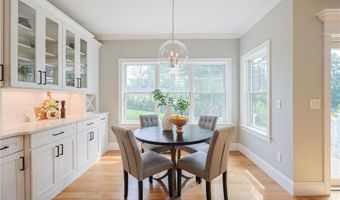 2 Bluemead Farm Ln, Barrington, RI 02806