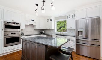 12 Fawn Ridge Dr, Brookfield, CT 06804