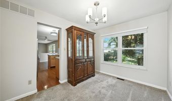 1043 Oakwood Farms Ln, Ballwin, MO 63021