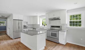 16 Ramblewood Dr, Branford, CT 06405