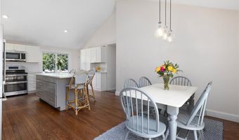 8 SCHOOL HOUSE Rd, Narragansett, RI 02882