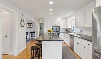 2 Winsome Lea Rd, Falmouth, ME 04105