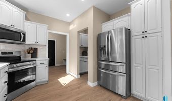 813 E Heatherwood Dr, Brandon, SD 57005