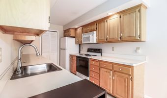 28 Rollingwood Dr 28, Brookfield, CT 06804