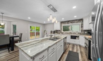 316 S Country Club Ave, Brandon, SD 57005