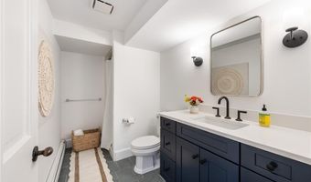 72 Summerfield Ln, Middletown, RI 02842