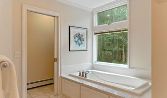 9 Scitterygussett Dr, Falmouth, ME 04105