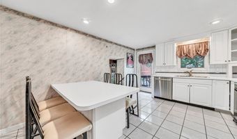 8 Countryside Ct, Amherst, NY 14221