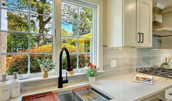 18 Chantilly Dr, Barrington, RI 02806