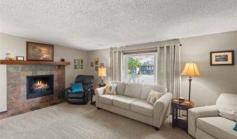 2242 Camelot Ct, Altoona, IA 50009