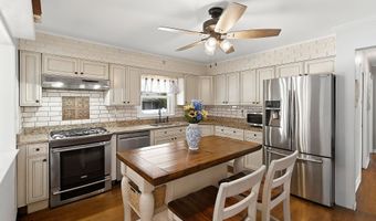 19 Harpoon St, Beachwood, NJ 08722