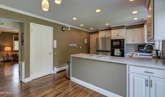 4 Fairway Ct, Albany, NY 12208