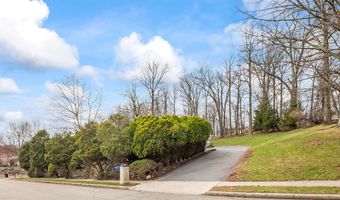 20 Algonquin Cir, Airmont, NY 10952