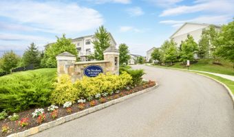 15 E Cross Trl 15, Danbury, CT 06810