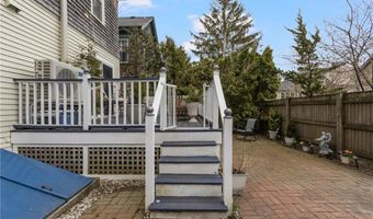 5 Conrad Ct, Newport, RI 02840