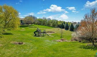 8409 Sunset Cir, Brandon, SD 57005