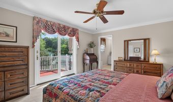 8024 GARLOT Dr, Annandale, VA 22003
