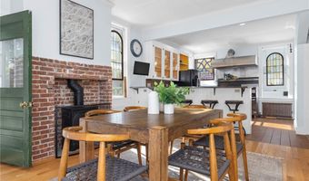 17 Everett St, Newport, RI 02840
