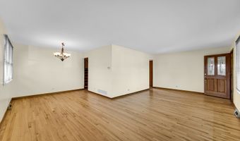 2042 W Spring Ridge Dr, Arlington Heights, IL 60004