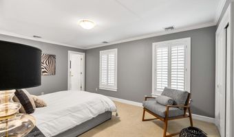 17 Canterbury Ln, Bedford, NH 03110