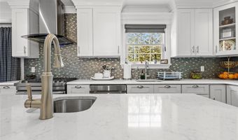 123 Columbus Blvd, Amityville, NY 11701
