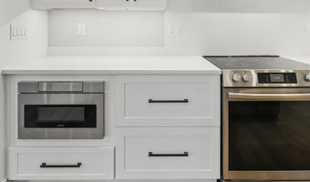 1534 Hannah Ln, Aberdeen, SD 57401