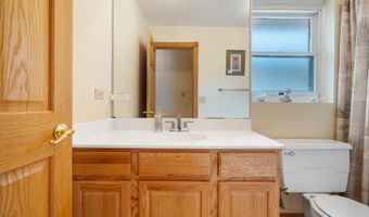 11 E Appletree Ln, Arlington Heights, IL 60004