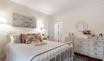 21 Bedlow Ave, Newport, RI 02840