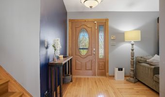 811 Westbury Dr, Algonquin, IL 60102