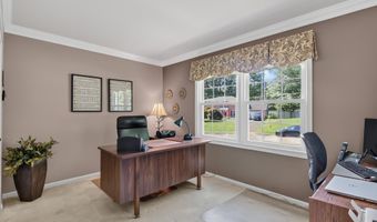 8024 GARLOT Dr, Annandale, VA 22003
