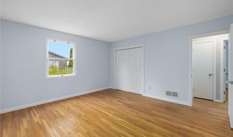23 Algonquin Dr, Middletown, RI 02842