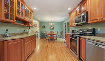 8 Brookview Ct, Bethel, CT 06801