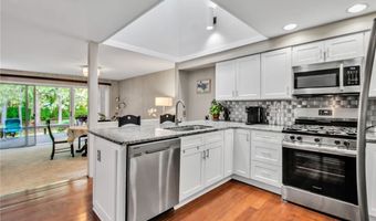 88 Breezewood Cmn, Amherst, NY 14051